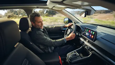 Mannequin assis à l’intérieur d’une voiture CR-V hybride utilisant Honda Sensing 360.
