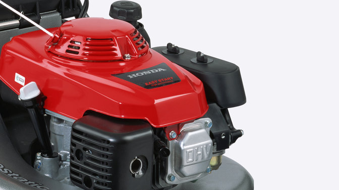 Gros plan du moteur de la tondeuse à gazon.
