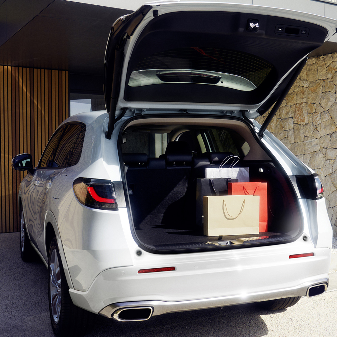 ZR-V blanc avec coffre ouvert dans une allée