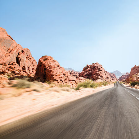 Route vide au milieu d'un paysage aride