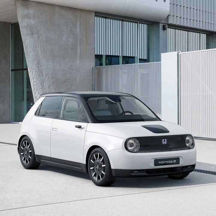 Honda e garée près d'un bâtiment