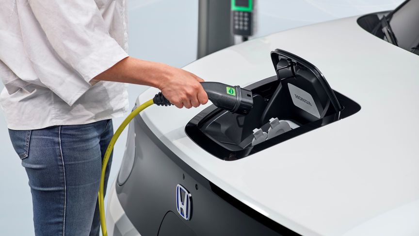 Modèle chargeant une Honda e