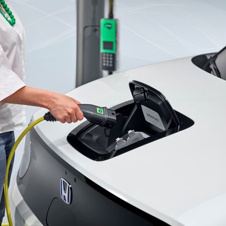 Gros plan sur l'alimentation de la batterie de la Honda Urban EV Concept.