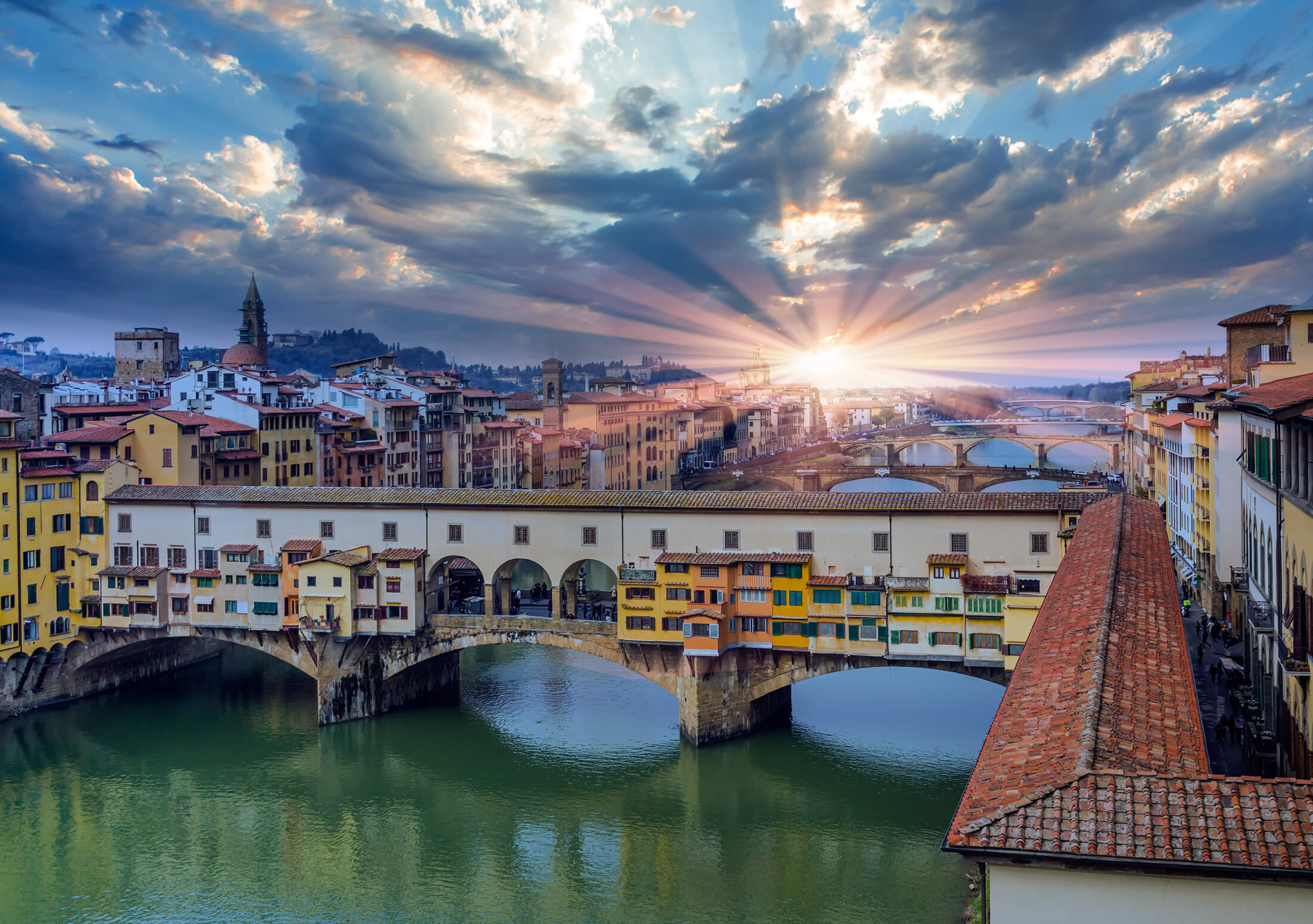 Soleil surplombant le Ponte Vecchio à Florence, Italie