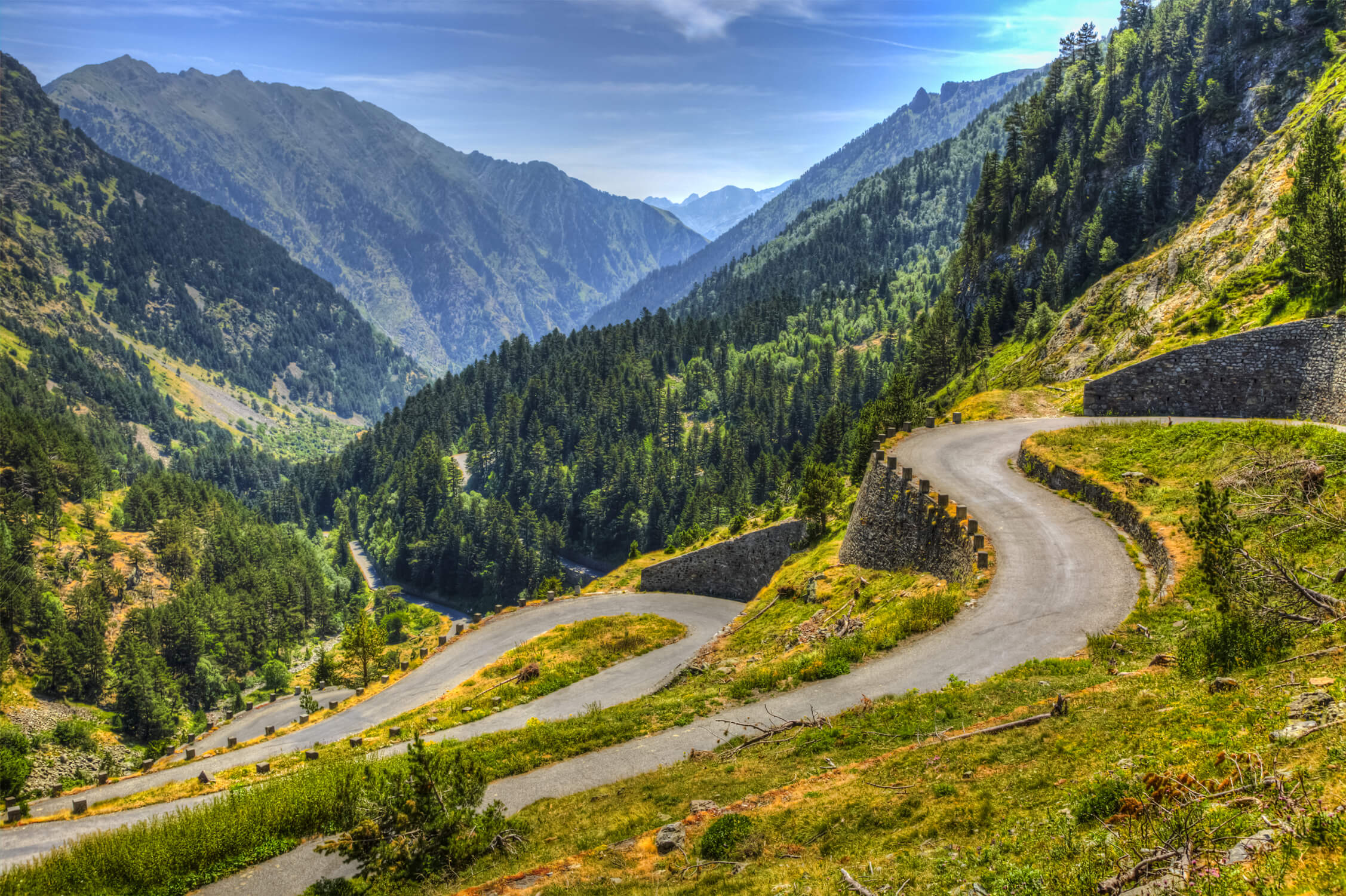 Une route sinueuse au cœur des montagnes des Pyrénées