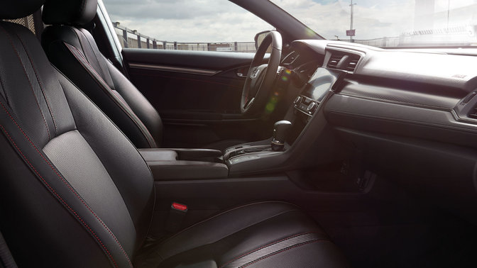 Vue latérale de l'intérieur de la Honda Civic Black Edition.