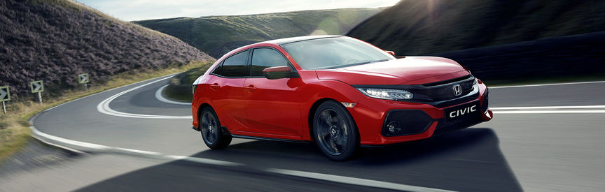 Honda Civic rouge négociant un virage
