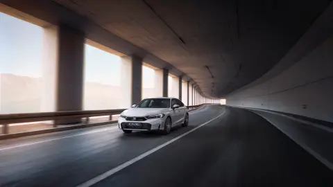 Voiture Civic Hybrid roulant dans une rue.