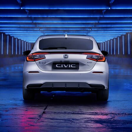 Vue arrière de la Honda Civic e:HEV compacte.