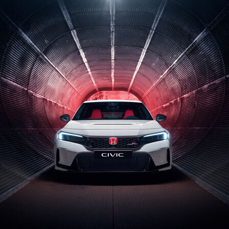 Vue de face de la Honda Civic Type R garée dans un tunnel. 