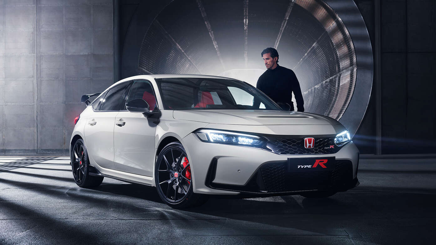 Vue de face de trois quarts de la Honda Civic Type R garée dans un tunnel 