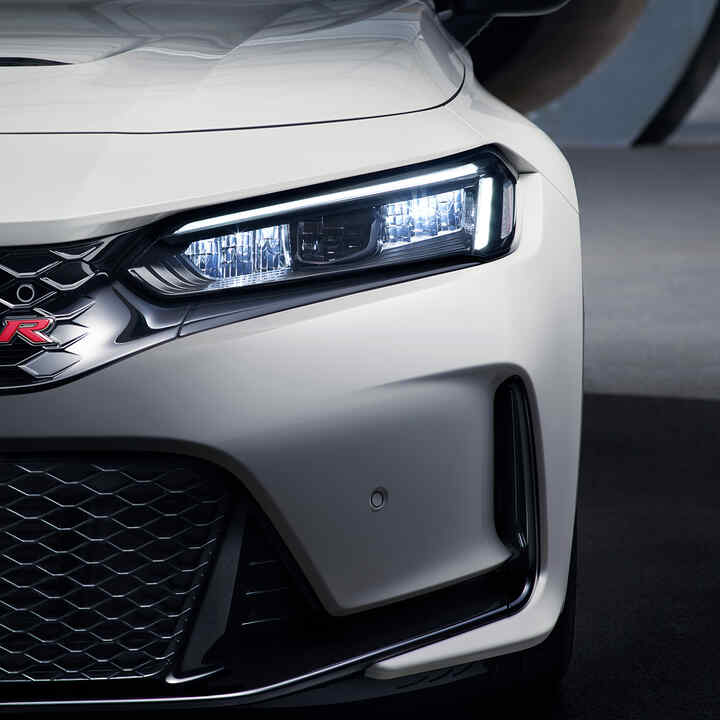 Gros plan des phares de la Honda Civic Type R.