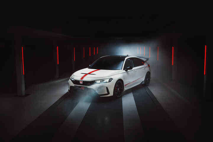 Vue de face de la Honda Civic Type R garée dans un tunnel. 