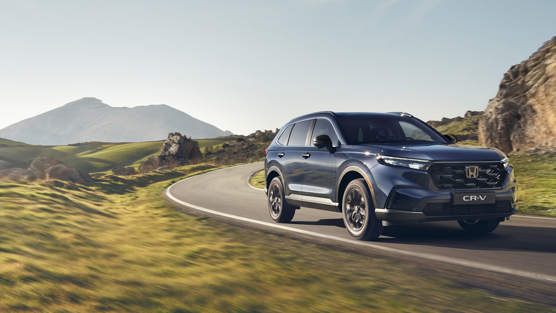 CR-V bleu sur une route de montagne