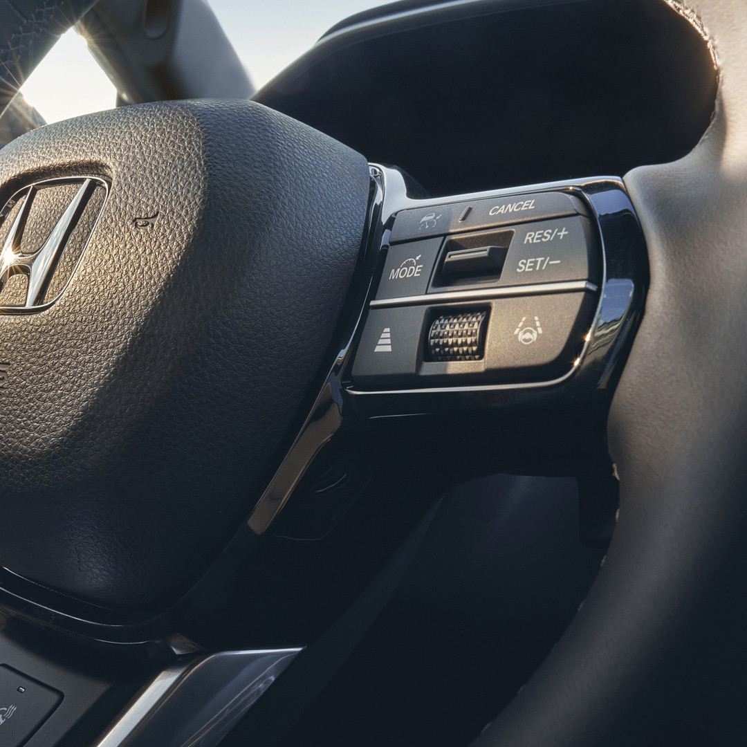 Vue rapprochée du volant en cuir chauffant du Honda CR-V Hybrid.