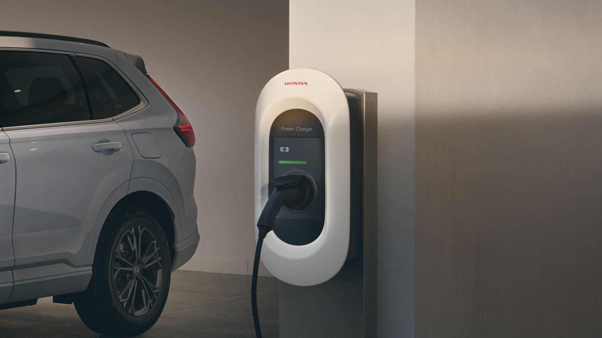 Vue de trois quarts avant du Honda CR-V Hybrid branché pour charger.