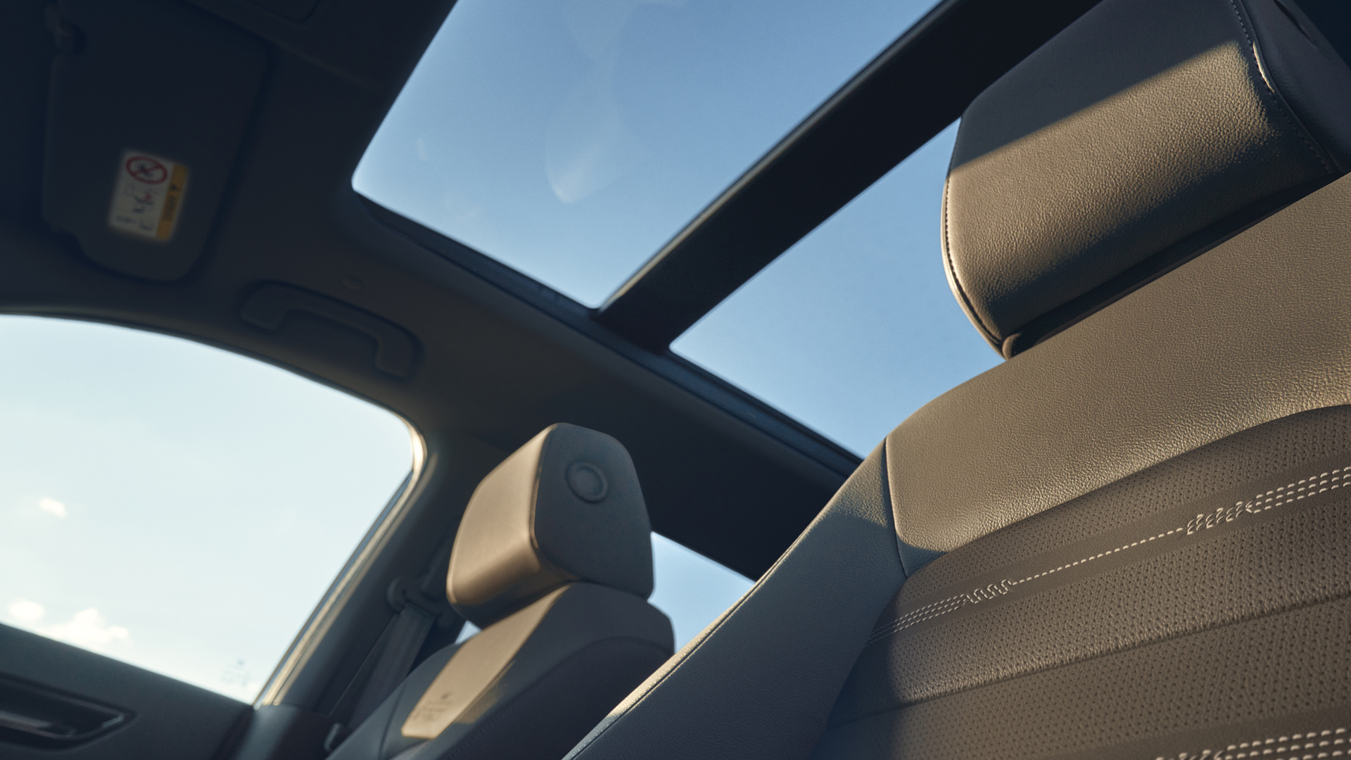 Gros plan sur le toit panoramique du Honda CR-V Hybrid.