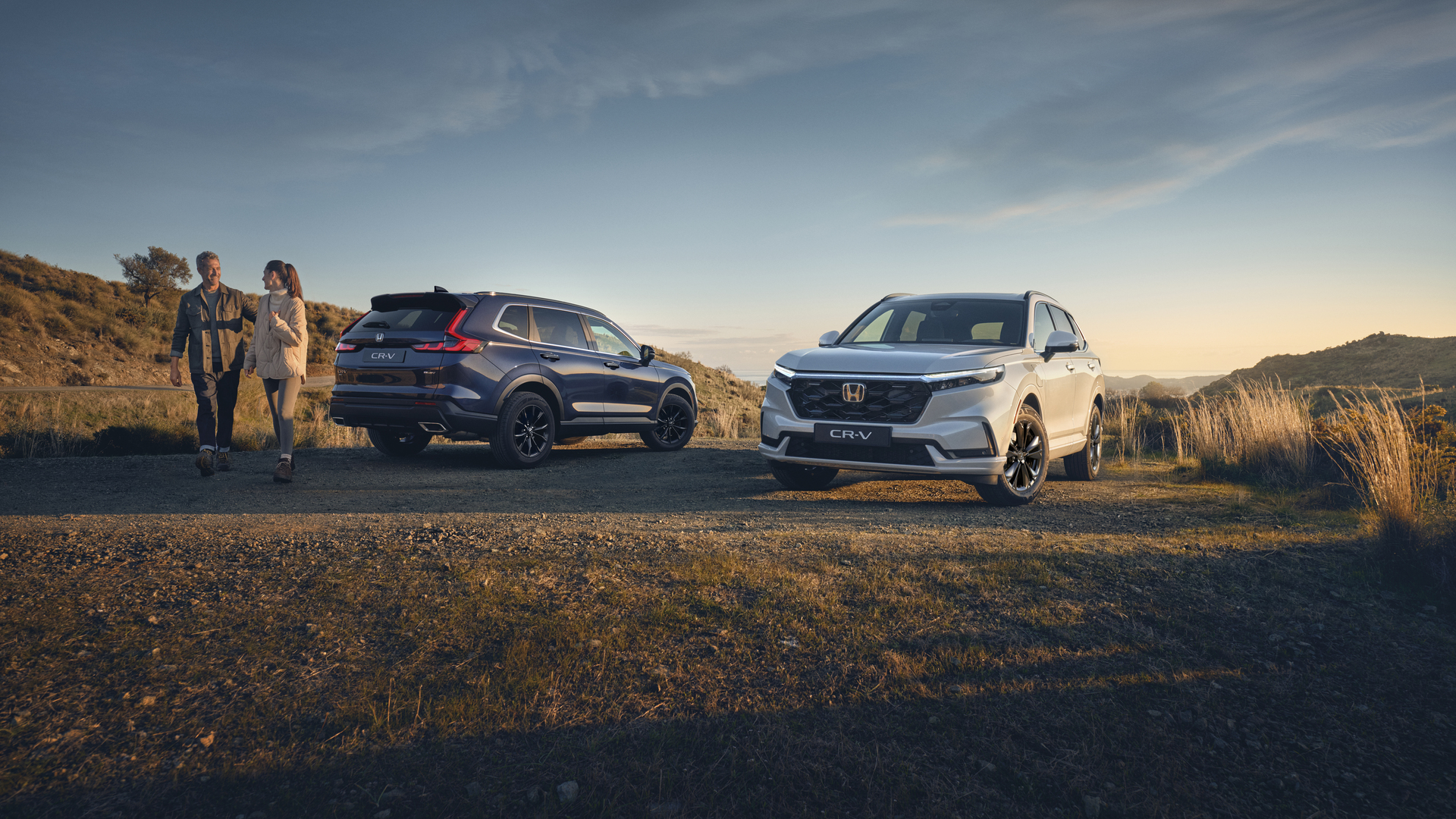 Un couple s'éloigne des CR-V stationnés.