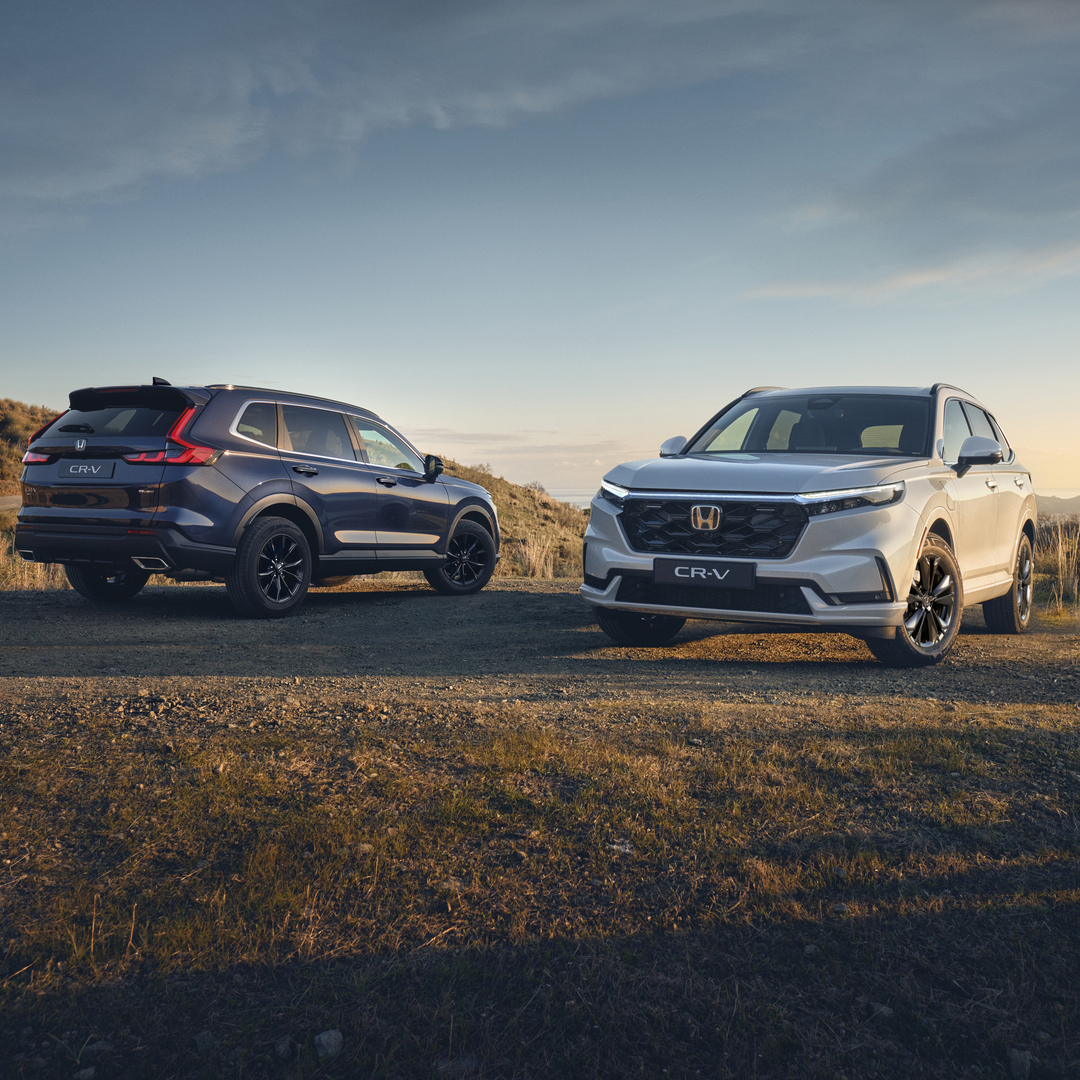 Un couple s'éloigne des CR-V stationnés.