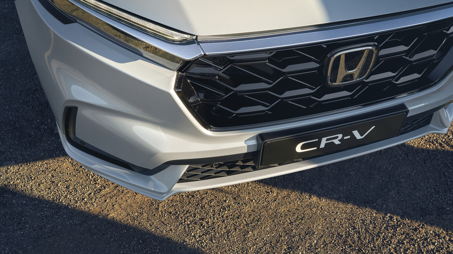 Gros plan sur la calandre avant du Honda CR-V Hybrid.