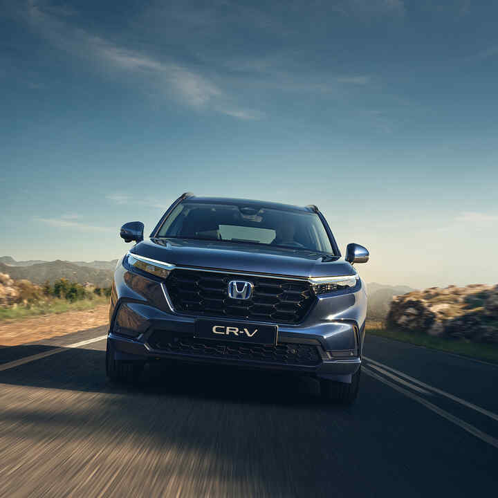 Vue de face du Honda CR-V dans un environnement montagneux.