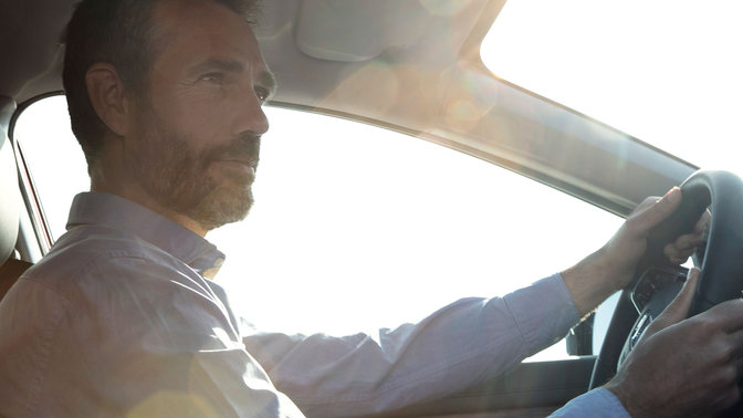 Vue rapprochée d'un conducteur de Honda CR-V utilisant Honda CONNECT.