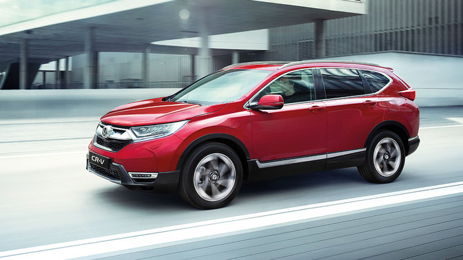 Vue de trois quarts face du Honda CR-V en ville.