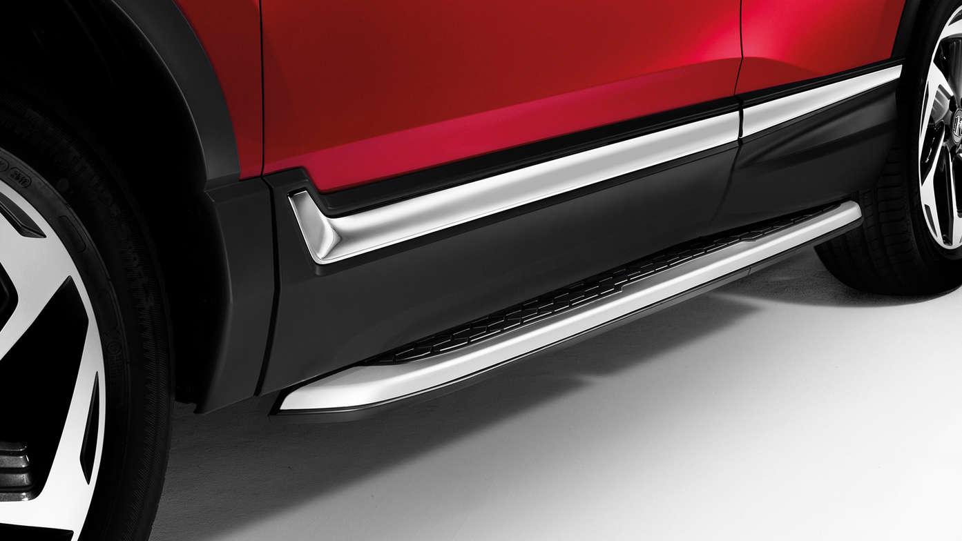 Gros plan sur les marchepieds du Honda CR-V.