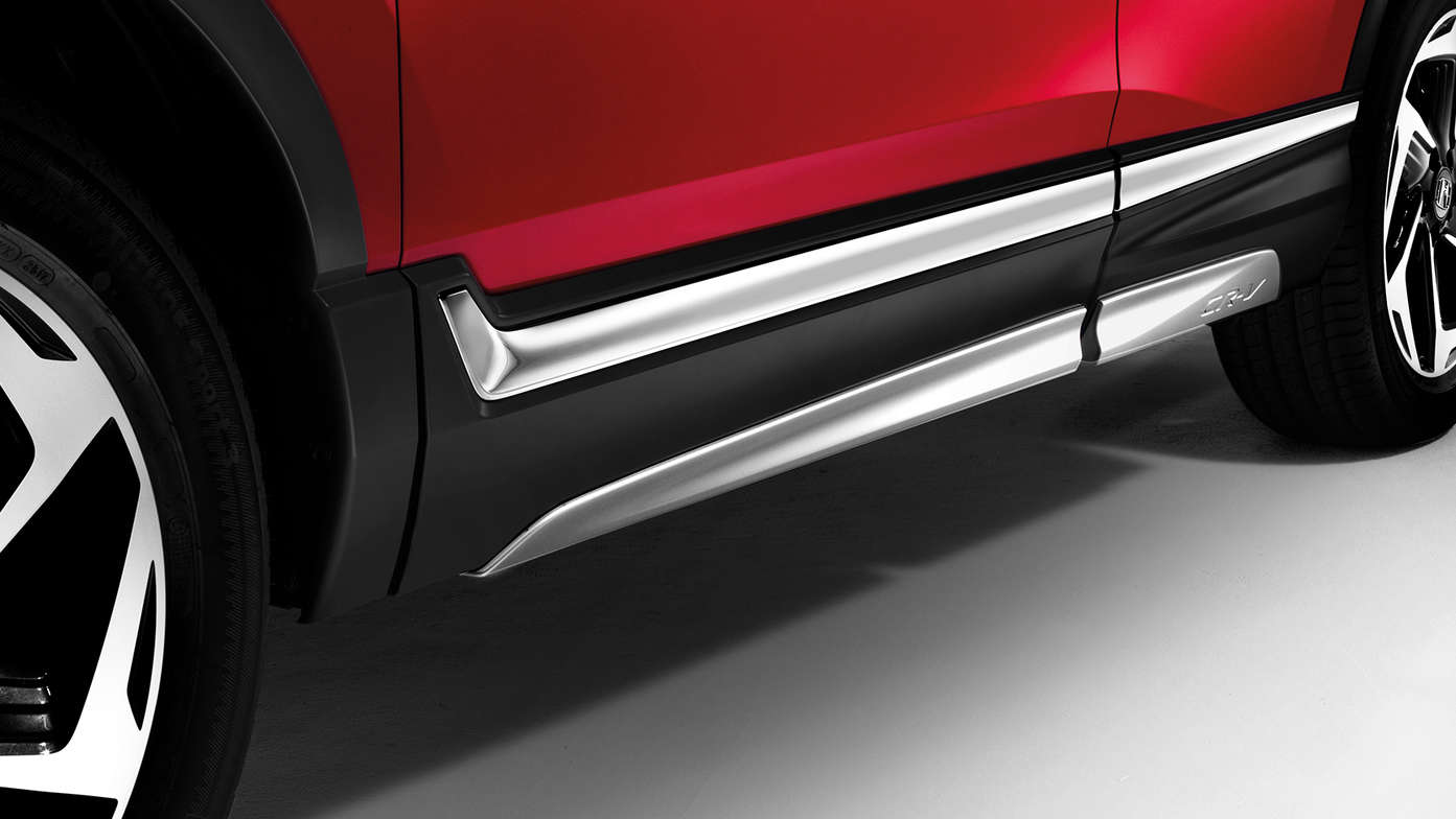 Gros plan sur la décoration basse latérale du Honda CR-V.