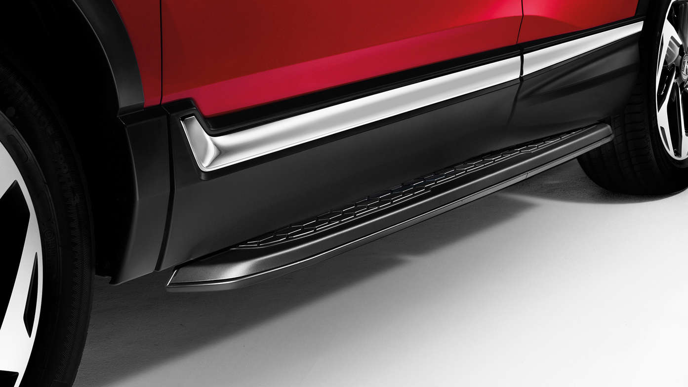Gros plan sur les marchepieds noirs du Honda CR-V.
