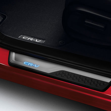 Gros plan sur la garniture de pas de porte du Honda CR-V.