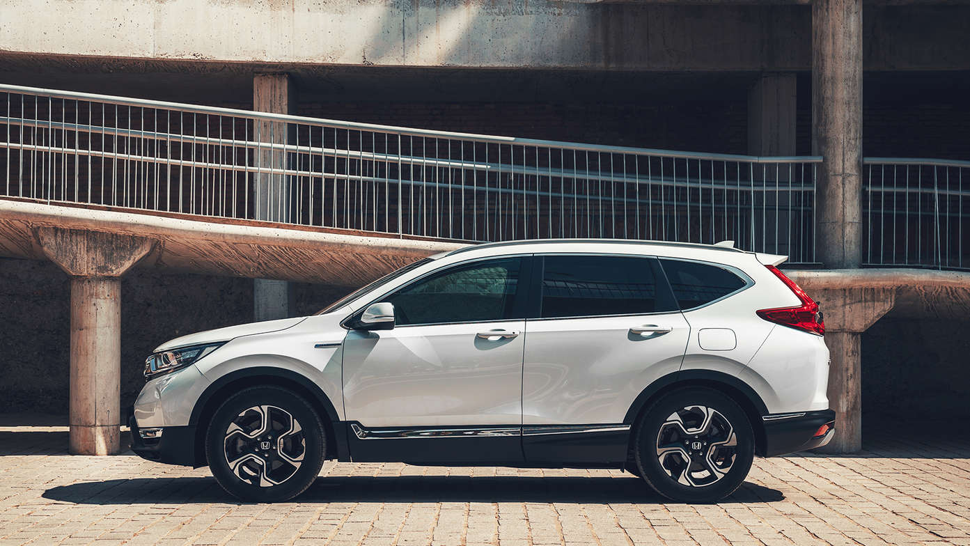 Vue latérale du Honda CR-V Hybrid en ville.