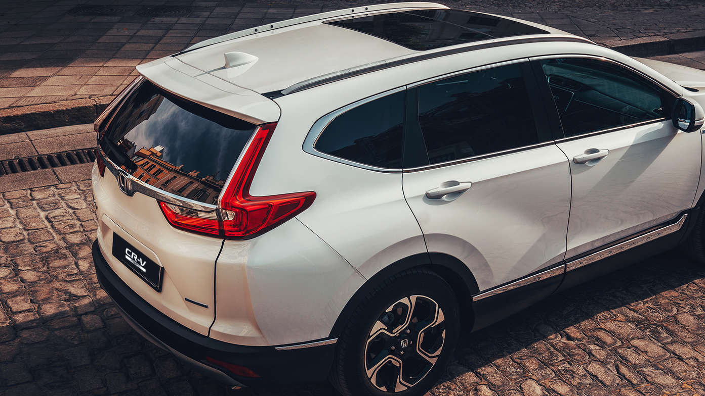 Vue arrière du Honda CR-V Hybrid en ville.