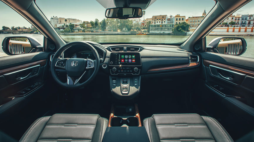 Tableau de bord du Honda CR-V Hybrid illustrant le large champ de vision, en ville.