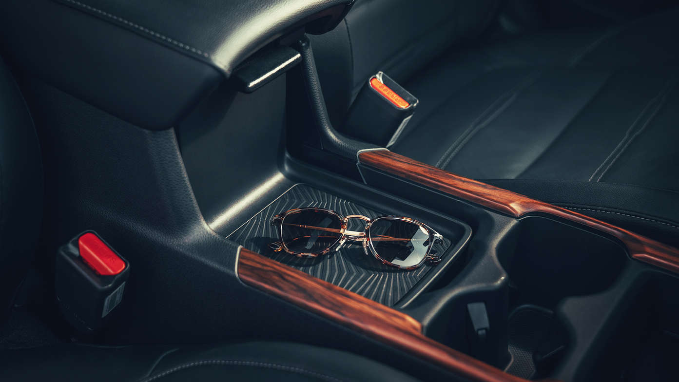 Gros plan latéral sur le bac de rangement de la console du Honda CR-V Hybrid.