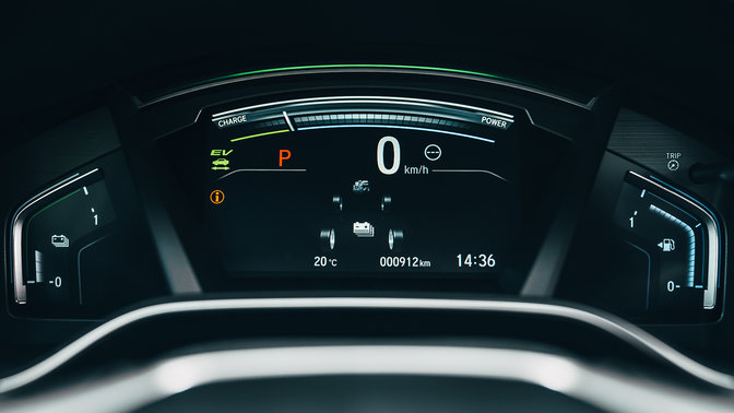 Gros plan latéral sur l'écran TFT du Honda CR-V Hybrid.