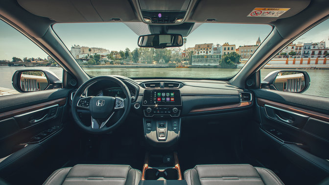 Gros plan sur le tableau de bord du Honda CR-V Hybrid en ville.
