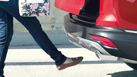 Vue latérale de la technologie d'accès mains libres au coffre du Honda CR-V Hybrid.