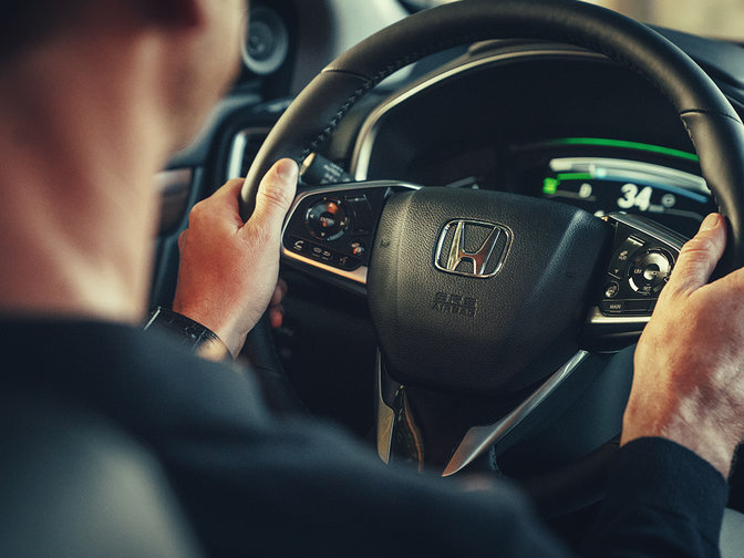 Gros plan de trois quarts latéral sur le volant du Honda CR-V Hybrid.