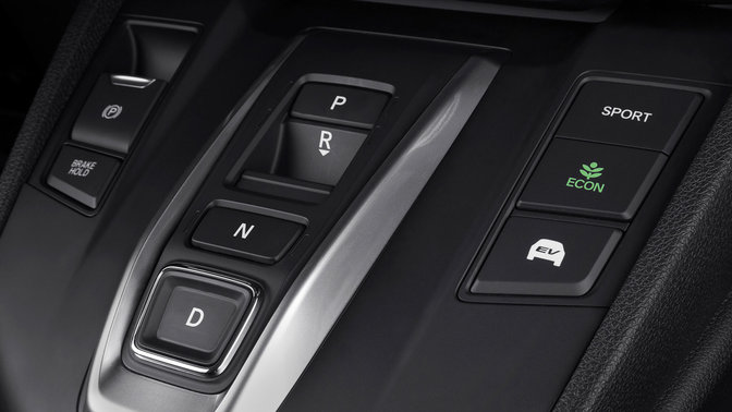 Gros plan sur la console centrale du Honda CR-V Hybrid.