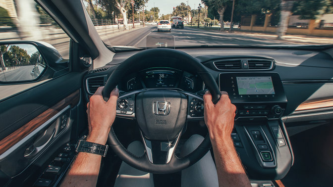 Gros plan sur l'habitacle du Honda CR-V Hybrid en ville.