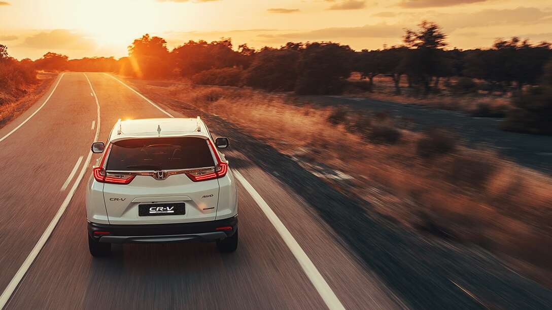 Vue arrière du Honda CR-V Hybrid dans le désert.