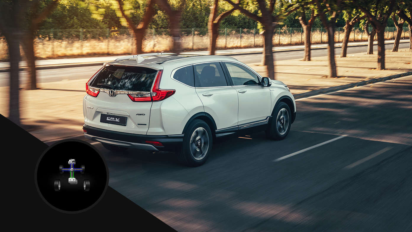 Vue de trois quarts arrière du Honda CR-V Hybrid en ville.