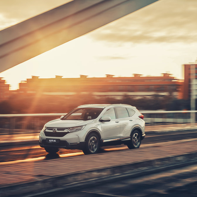 Vue latérale du Honda CR-V Hybrid en ville.
