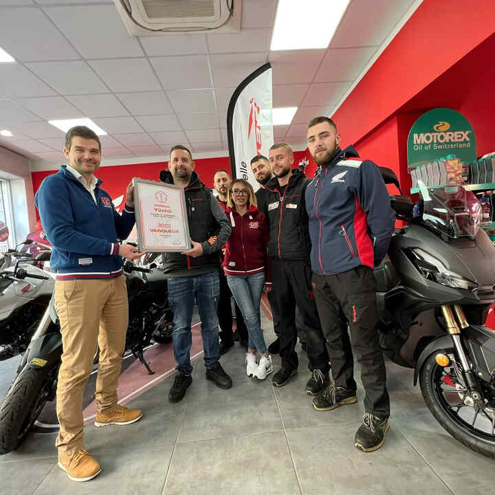 Concessionnaires motos Honda célébrant leur remise de prix.