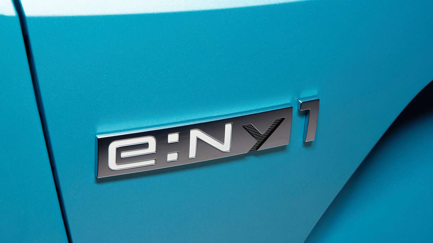 Gros plan du nouveau badge Honda e:Ny1.