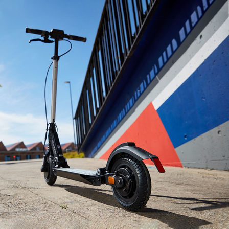 eSYMO garé devant un mur aux couleurs vives