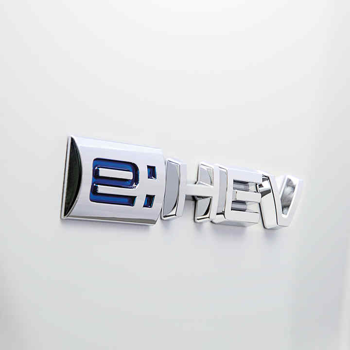 Gros plan sur le logo e:HEV sur la carrosserie