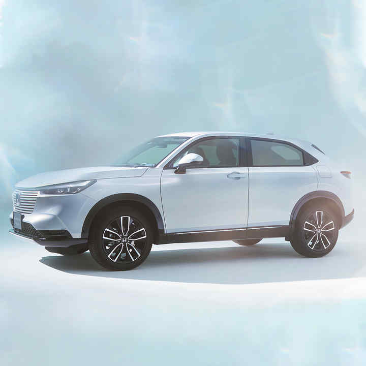 Vue de face de trois quarts du HR-V en studio