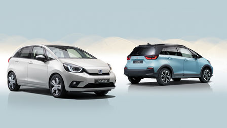 Vue de face de trois quarts de la Honda Jazz et vue arrière de la Jazz Crosstar en studio
